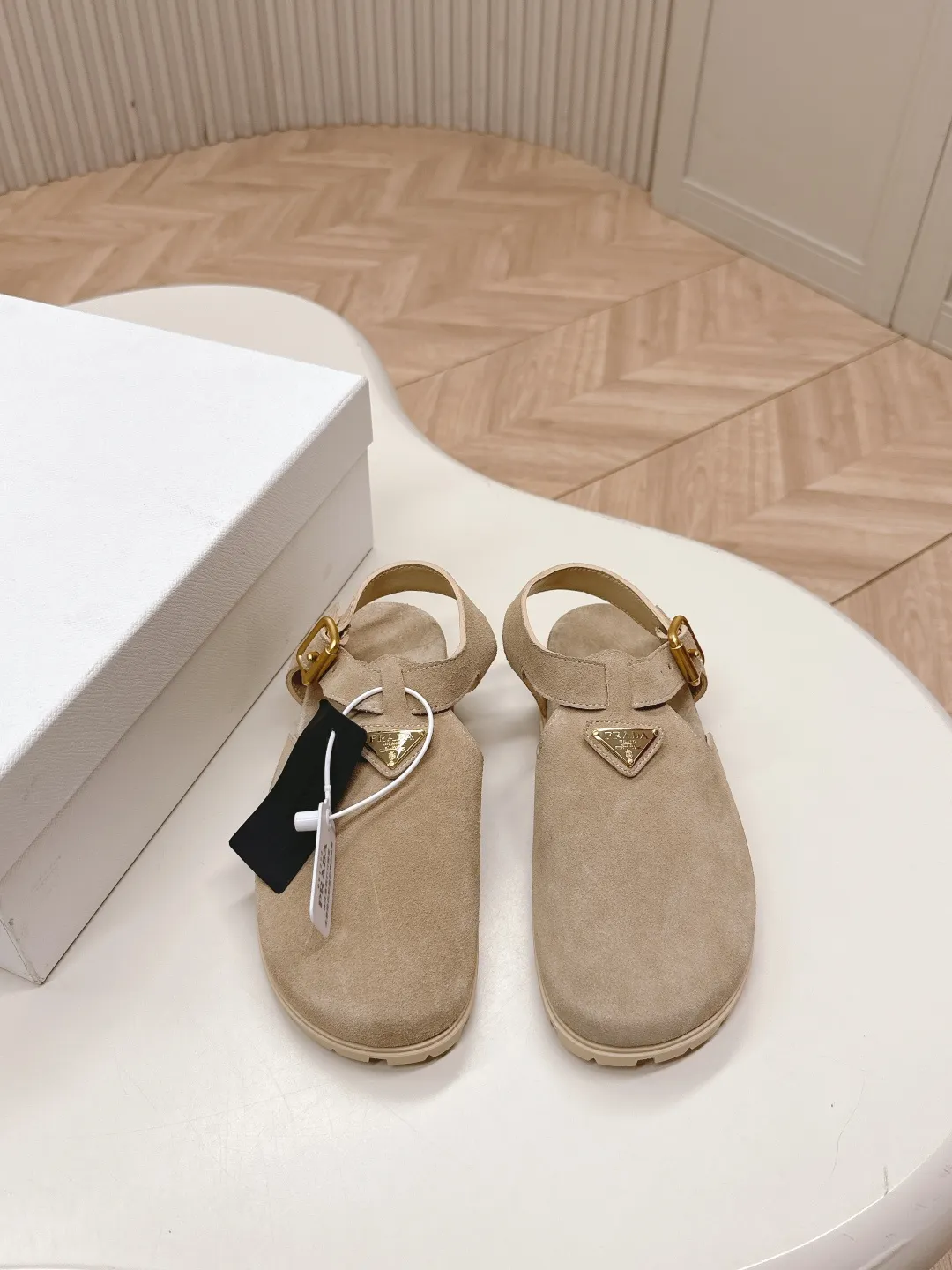 👟👟Ex-factory price 580👟👟Prada Boken bread shoes 2025 spring and summer new thick-soled sandals Velcro triangle buckle bread toe half slippers Latest catwalk series Classic upgrades Comfort and fashion coexist Each color combination looks good, and the design matches different style needs Upper: nubuck leather Inner: Original customization Outsole: TPU sole Shoe size: 35-41 (40.41 customization is non-refundable and non-exchangeable)